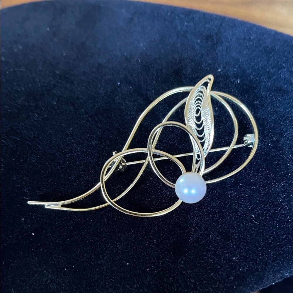 Elegant Gold and Pearl Brooch